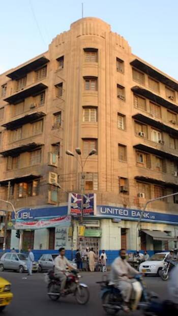 पाकिस्तान की इन इमारतों पर आज भी लिखा है इंडिया का नाम