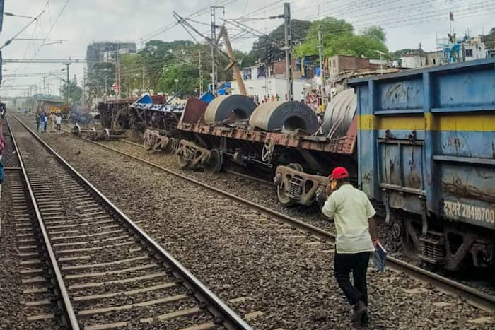 Trains, Palghar, Helpline Numbers, Western Railway, Maharashtra, Mumbai, Gujarat, Surat, Indian Railway, Nandurbar, Udhna, Bandra Terminus, Valsad, Ahmadabad