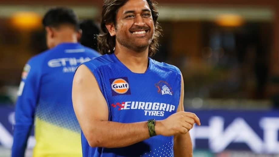 RCB Welcomes MS Dhoni With a Cup of Tea