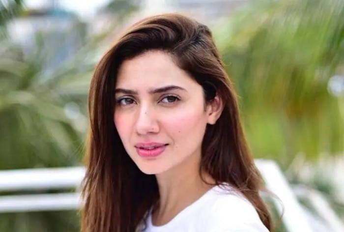 Mahira Khan Calls Out Audience Misbehavior After Fan Throws Object on Stage: 'No One Should…' - Vimarsana News