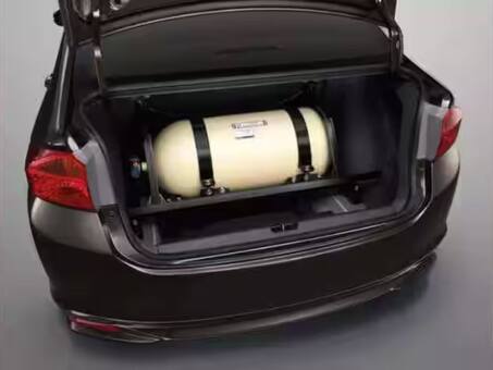 CNG डलवाते समय गाड़ी से क्यों उतरना होता है जरूरी, जानिए