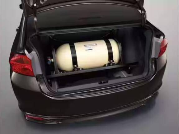 CNG डलवाते समय गाड़ी से क्यों उतरना होता है जरूरी, जानिए