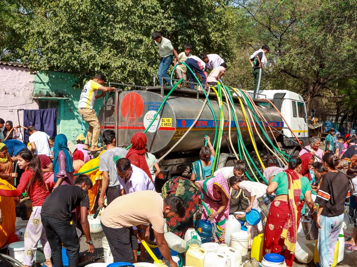 Delhi Water Crisis पानी के लिए हाथापाई चलते टैंकर पर चढ़े लोग पानी की किल्लत से परेशान राजधानी