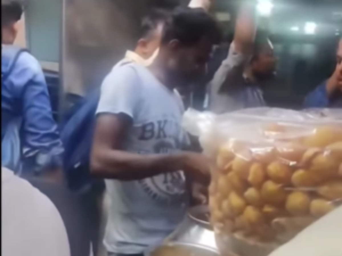 Viral Video: चलती ट्रेन में गोलगप्पे बेचने लगा शख्स, खाने के लिए टूट पड़े यात्री- देखें वीडियो
