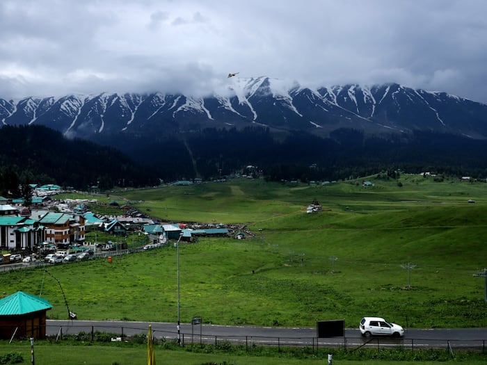 No More Student Picnics To Gulmarg On Weekends As Kashmir Tourism Body Bans Entry Of School Buses