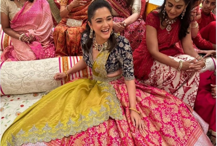 Anjali Merchant Exudes ‘Sister-of-the-Bride’ Elegance in Banarasi Lehenga Worth Over Rs 3L For Radhika Merchant’s Haldi