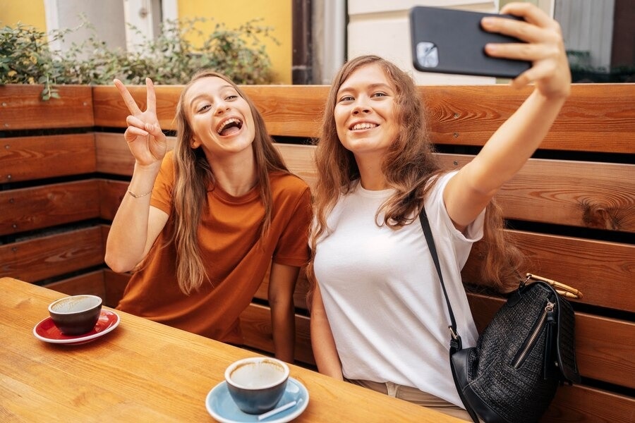 5 Ways to Stay Connected With Your Long-Distance Friends