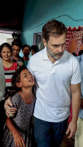 हाथरस में मची भगदड़ में मरने वालों के परिवार से मिले राहुल गांधी