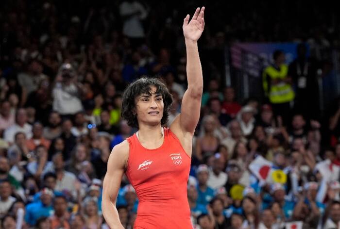 Vinesh Phogat, Vinesh Phogat returns to India, Vinesh Phogat Paris Olympics Disqualification, Vinesh Phogat news, Vinesh Phogat updates, Vinesh Phogat at IGI airport, Vinesh Phogat Indian wrestler, Vinesh Phogat at Olympics, Vinesh Phogat family, Vinesh Phogat friends,