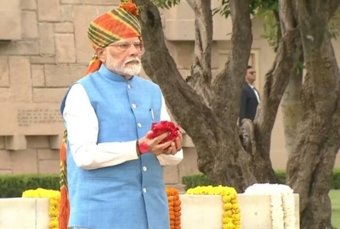 PM Narendra Modi Makes a Style Statement, Dons Vibrant Orange-Green Striped Turban With Blue Jacket For His 11th Independence Day Speech - See Pics