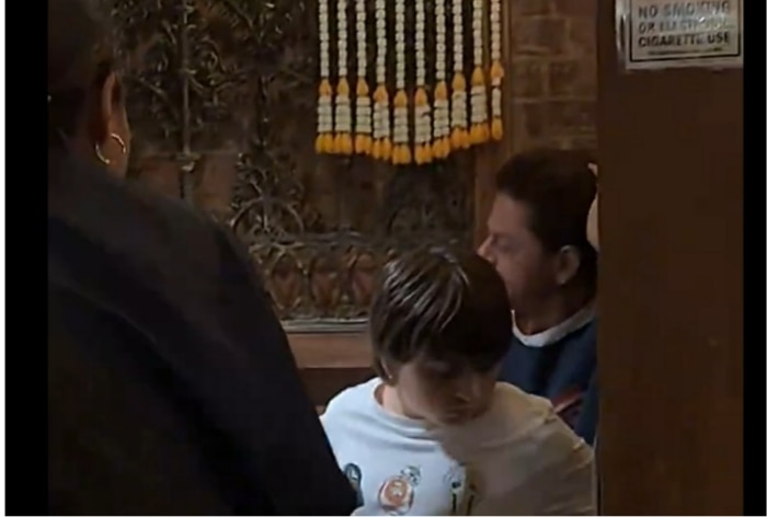 Shah Rukh Khan and AbRam Enjoy Father-Son Time at New York Restaurant, Video Goes Viral – WATCH