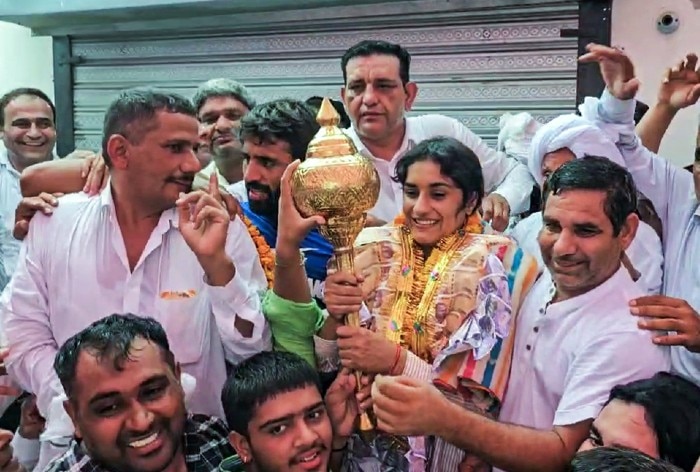 Vinesh Phogat receives a special gift from his brother. I watch the video