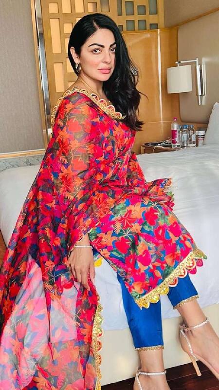 Neeru Bajwa Approved 7 Desi Punjabi Suits to Slay Wedding Functions