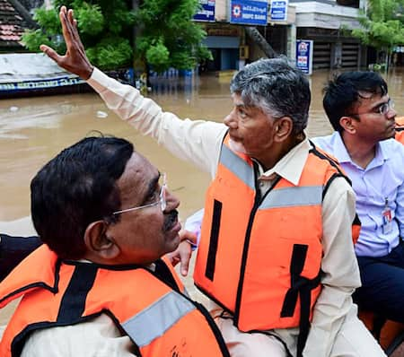 आंध्र प्रदेश में डूबी पटरियां, ट्रेनें रद्द, मुआयना करने पहुंचे CM चंद्रबाबू  | देखें PHOTOS