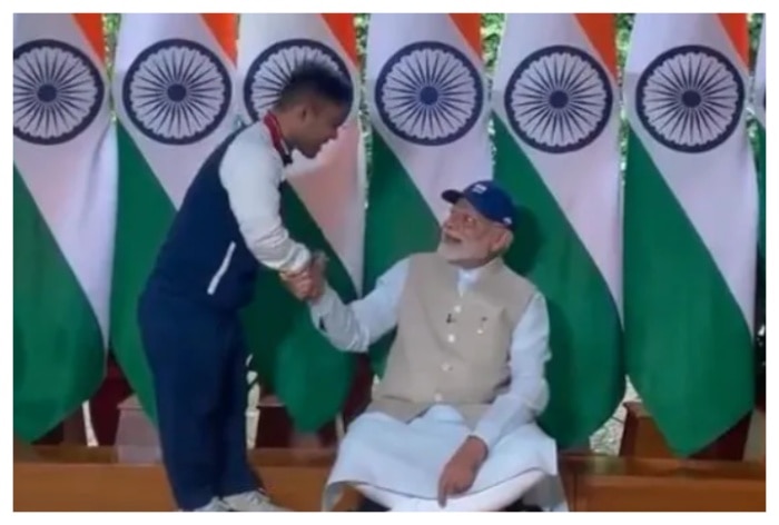 PM Modi Sits on the floor to receive cap from Paralympic javelin star Navdeep Singh