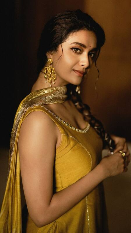 Keerthy Suresh turns Punjabi kudi in golden chanderi suit and special  earrings