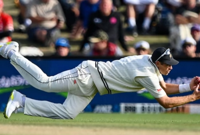 Tim Southee takes a stunning one-handed catch on day 3 of SL vs NZ 1st Test