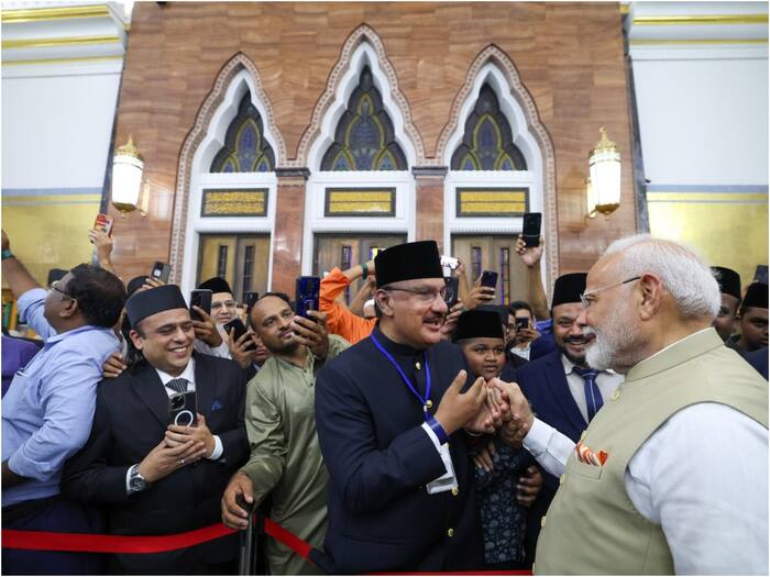 PM Modi Met Indian People at Brunei Hotel