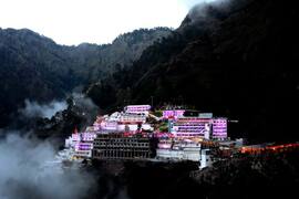2 Devotees Dead, 3 Seriously Injured Following Landslide At Vaishno Devi Track: Video Surfaces