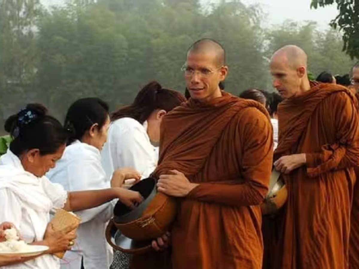 Meet man, son of Malaysia's third-richest, who left a 400000000000 fortune  to become a monk due to...