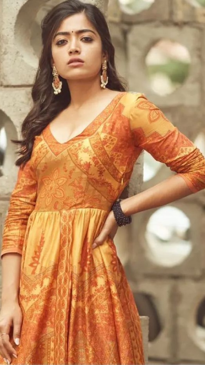 rashmika mandanna orange dress Rashmika Mandanna (@rashmika_mandanna) in Cocktail 2 Rashmika Mandanna wearing our signature orange kurta set, paired with a benarasi zari-striped pants & dupatta featuring pen Kalamkari detailing, from the INARA Collection. Thoughtfully Styled