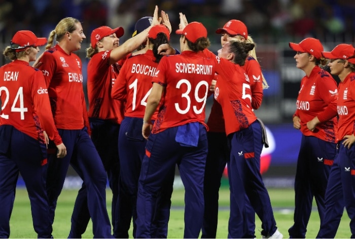 Spinners shine as England beat Bangladesh by 21 runs