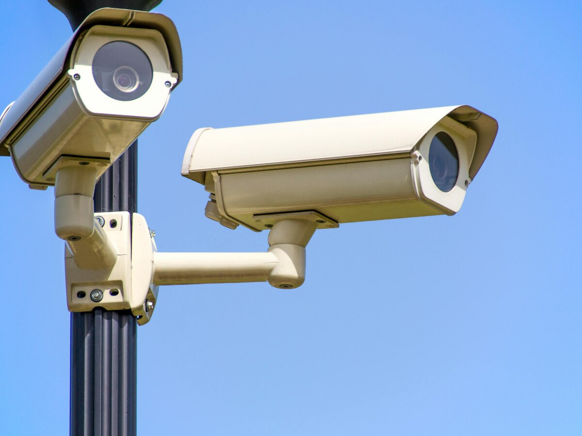 CCTV કેમેરા ખરીદતા પહેલા સાવધાન! આ 4 ફીચર્સ નહીં હોય તો તમારો કેમેરો બની જશે માત્ર 'શો-પીસ' 2 CCTV camera