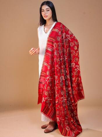 Cosy Up in Style: Discover Stunning Shawls for a Warm & Chic Winter