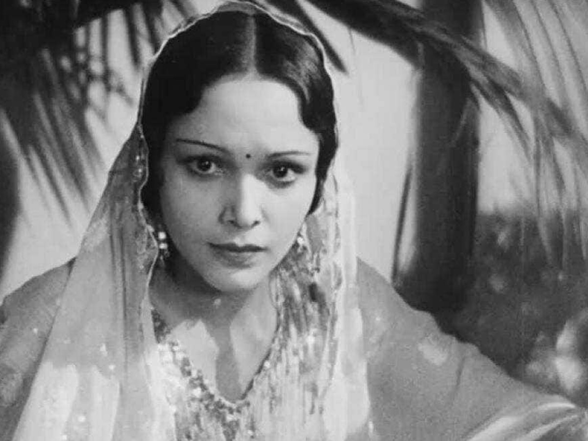 Devika rani kiss controversy