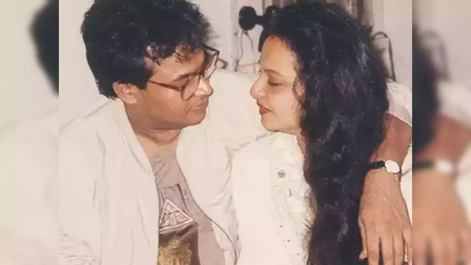 Rekha with husband mukesh agarwal 94200648