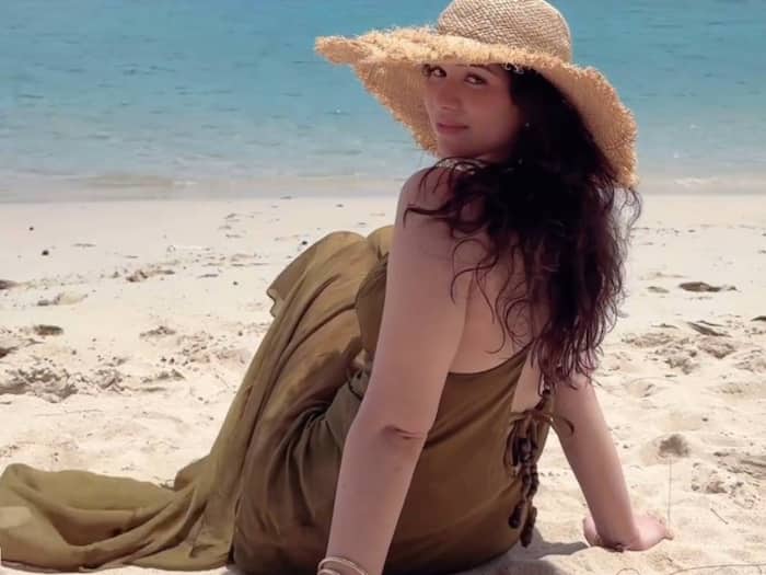 Sara Tendulkar SIZZLES in bikini on the beaches of Brisbane pics
