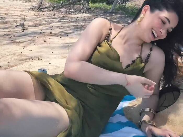 Sara Tendulkar SIZZLES in bikini on the beaches of Brisbane  video goes viral  WATCH here