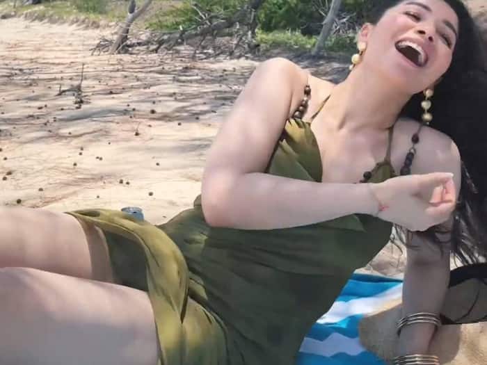 Sara Tendulkar SIZZLES in bikini on the beaches of Brisbane  video goes viral