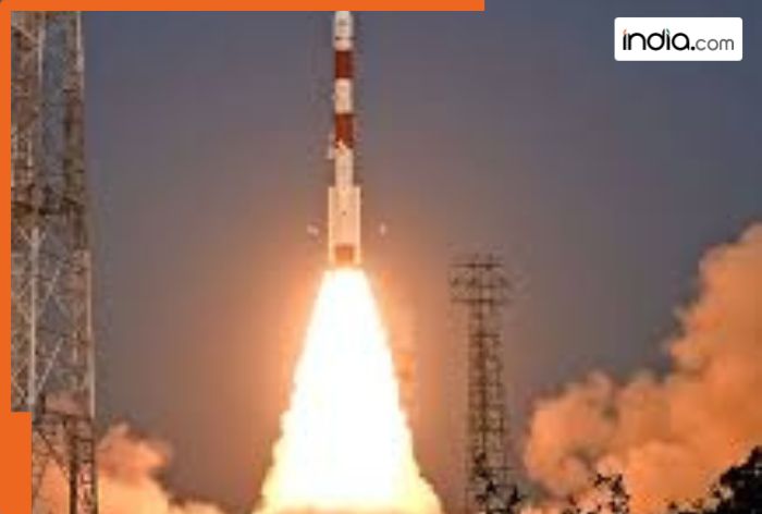 How much does Indian space agency pay top scientists and freshers per month?