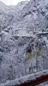 माता वैष्णो देवी धाम पर Snowfall, चोटियों पर जमी बर्फ