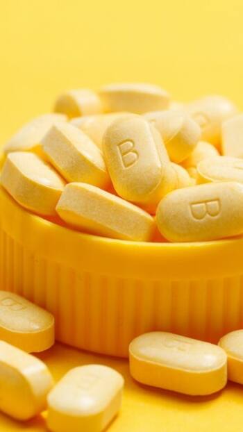 5 Vitamin B 12 deficiency symptoms in hands and feet