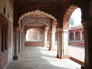 एक ऐसा टाइमलेस एलिगेंस एक्सप्लोर करें, जो बना है इतिहास और मोहब्बत के संगम के साथ