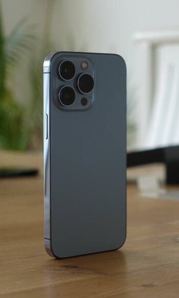 iPhone 15 Pro की कीमत हुई धड़ाम, खरीदने वालों की लग गई लाइन