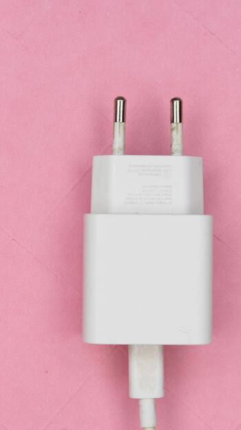 क्या सॉकेट में खाली चार्जर लगाने से बिजली खर्च होती है? हैरान कर देगा जवाब