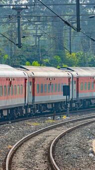 राजधानी एक्सप्रेस 1 घंटे में कितने किलोमीटर चलती है?