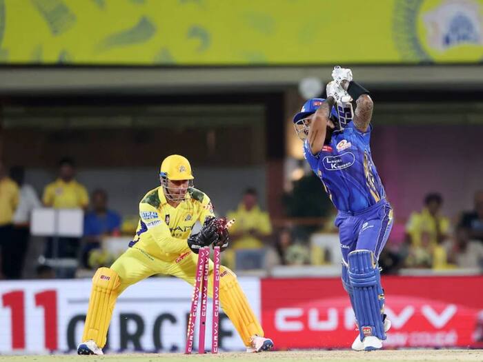 MS Dhoni dismisses