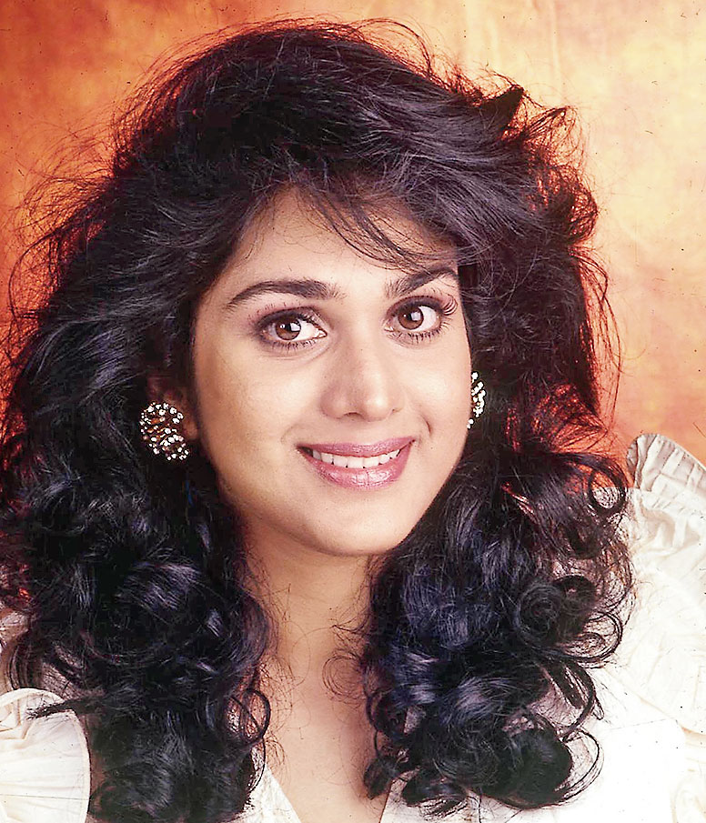 This superstar once competed with Sridevi, Madhuri Dixit, Juhi Chawla, Kajol, one-sided... 2 Meenakshi Seshadri