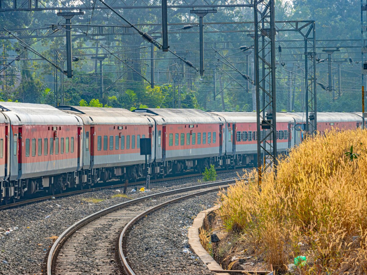 Indian Railways: ट्रेन में AC डिब्बे हमेशा बीच में ही क्यों होते हैं ...