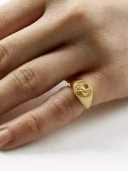 हाथ की सबसे छोटी अंगुली में पहने ये रत्न, दूर हो सकती है आर्थिक तंगी!