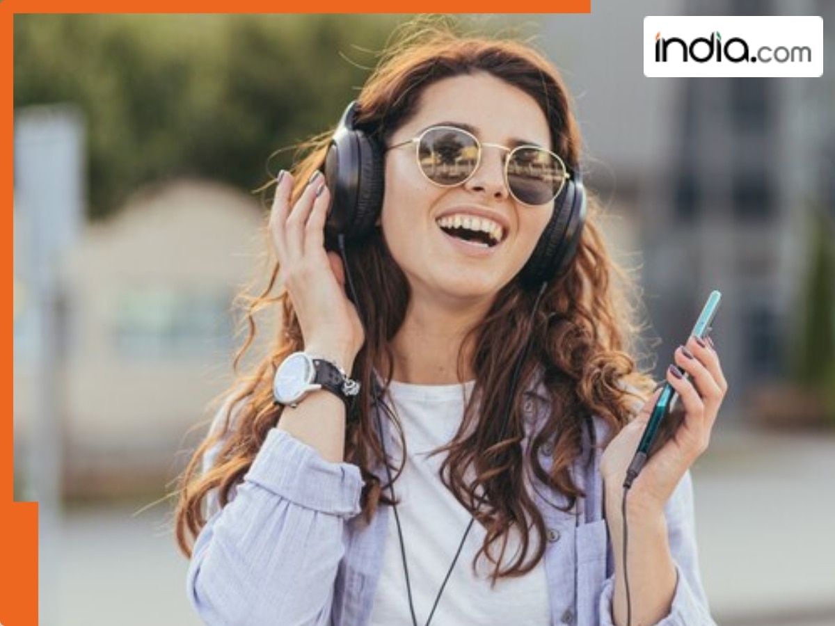 आप भी दिनभर कान में लगाए रखते हैं Earphone? तो एक बार जरूर पढ़ें ये खबर ...