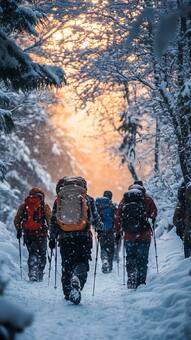 ट्रैकिंग के लिए ये जगहें हैं बेस्ट, बर्फ से ढके हिमालय के बीच से गुजरते हैं टूरिस्ट