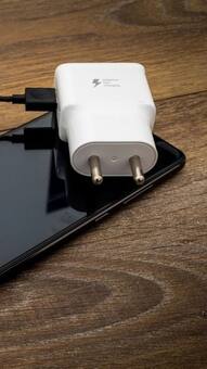 मोबाइल चार्जर असली है या नकली? इस तरह करें पहचान