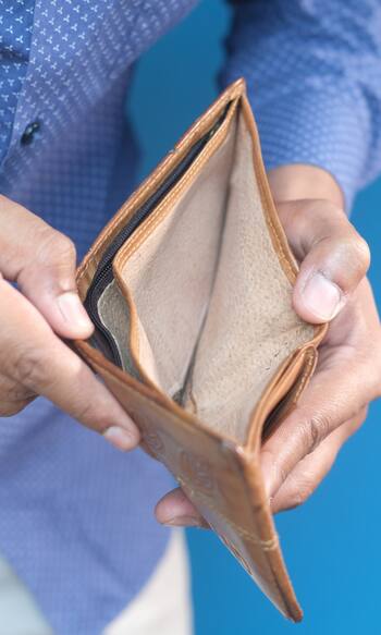 घर में छा जाएगा कंगाली का साया, अगर झाड़ू के साथ कर दी ये बड़ी गलती