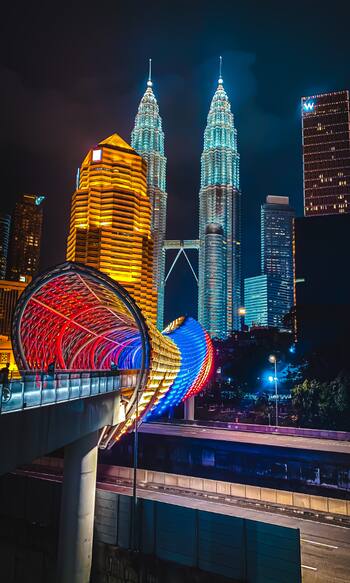 किन भारतीयों के पास है UAE का गोल्डन वीजा? मिलती हैं ये सुविधाएं