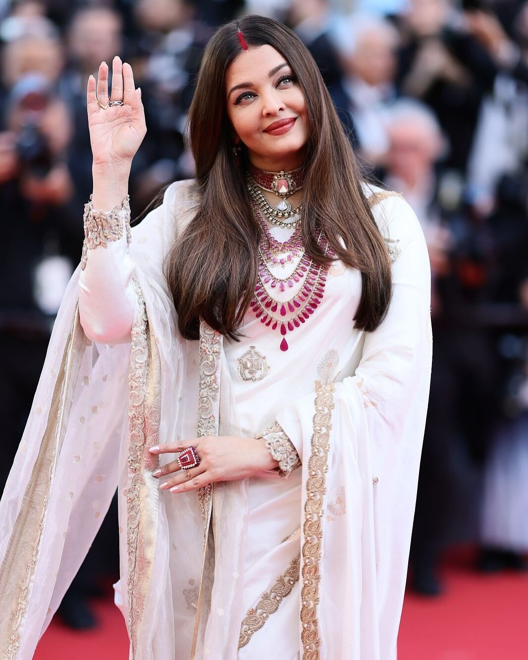 Amitabh Bachchan Reacts As Aishwarya Rai Flaunts White Saree With Amitabh Bachchan Reacts As Aishwarya Rai Flaunts White Saree With